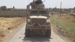 Видео: Бронемашина США «сдохла» при попытке блокировать патруль РФ в Сирии
