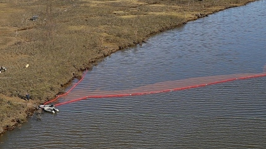 Нефтепродукты попали в реку в Сочи