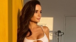 «Мальчишка»: Екатерина Зуева устроила фотосессию с розами