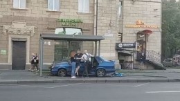 Автомобиль протаранил остановку в Петербурге — видео