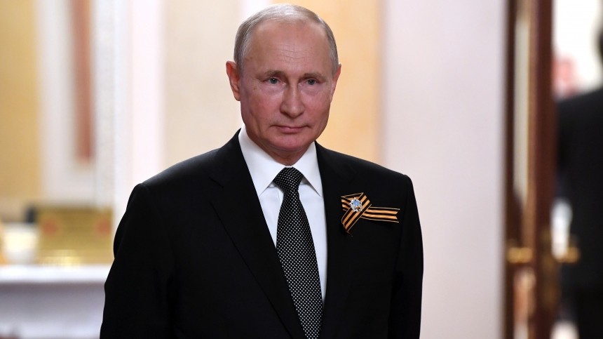 Путин поднял тост за будущие победы на приеме в честь участников Парада