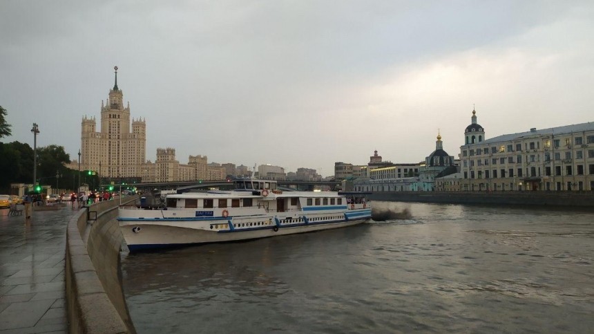Речной корабль с выпускниками врезался в берег в Москве