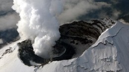Высота столба пепла вулкана Эбеко превысила 3 километра — видео