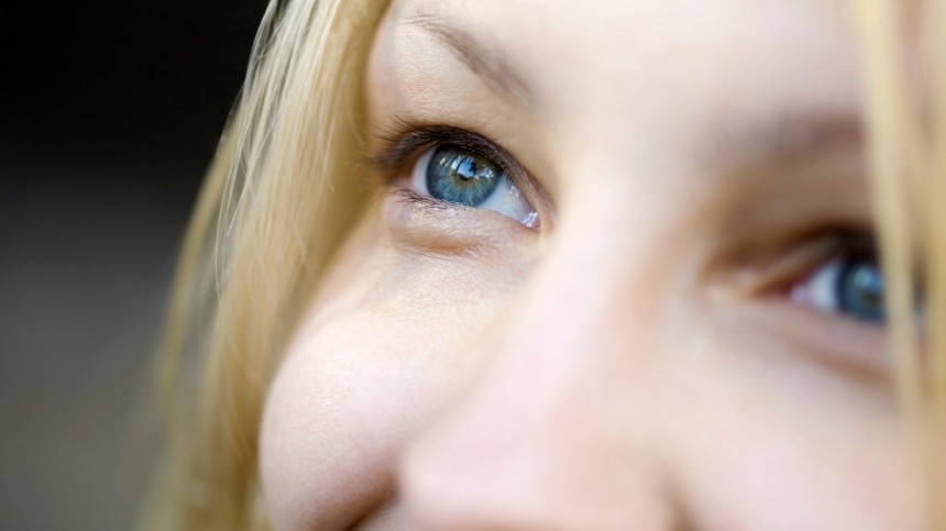 Обладатели какого цвета глаз больше подвержены болезням