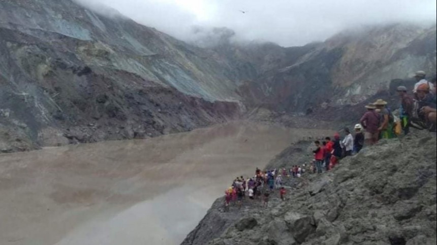 Не менее 50 человек погибли в результате оползня на шахте в Мьянме — кадры с места