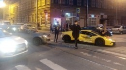 «За рулем Renault Logan была девушка»: очевидец о ДТП с Lamborghini в Петербурге