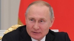Путин остроумно отреагировал на флаг ЛГБТ на американском посольстве