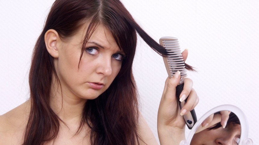 Трихолог назвала две основные причины выпадения волос
