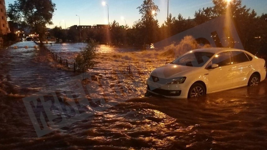 «Купальный сезон открыт»: машины «утонули» после серьезного прорыва трубы в Петербурге