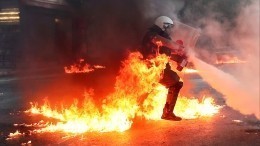Демонстранты закидали коктейлями Молотова полицию в Греции — видео
