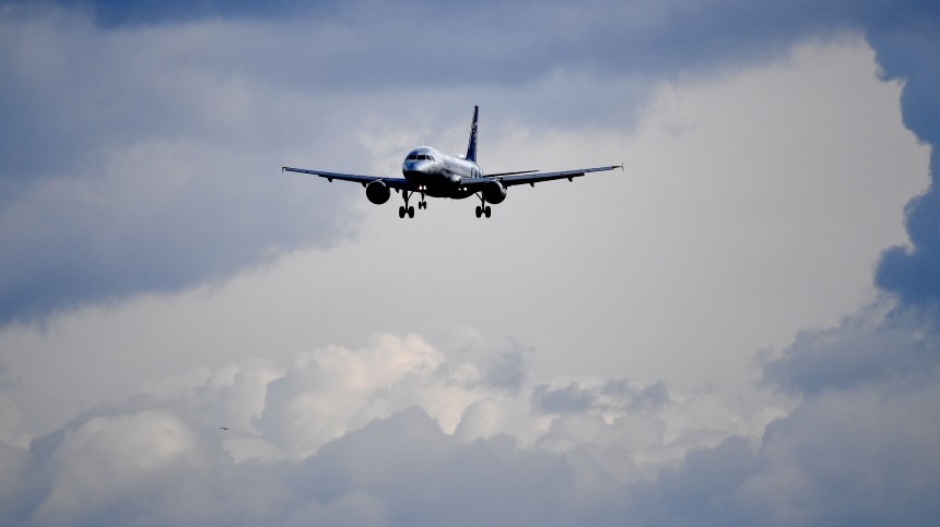 Борт компании Red Wings Airlines не может сесть в аэропорту «Домодедово»
