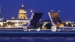 Ночь без традиции: сильный ветер отменил разводку мостов в Петербурге
