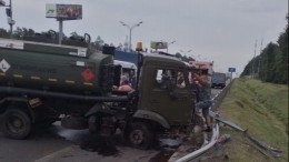 Видео: Бензовоз протаранил автобус с дорожными рабочими в Москве