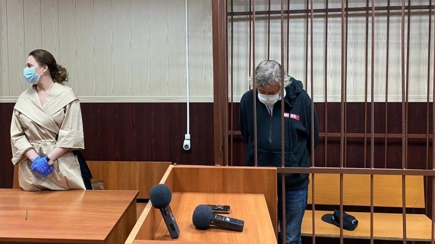 «Он не соображал»: адвокат «оправдал» Ефремова, пытавшегося дать взятку после ДТП