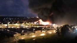 Видео: Склад полыхает в подмосковном Долгопрудном