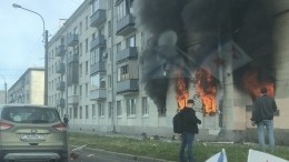 Видео: пострадавшая от взрыва в Петербурге в состоянии шока ходила вдоль дома