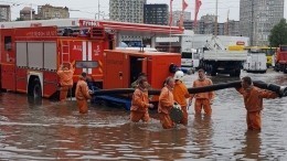 Видео: Пожилого мужчину унесло потоком воды на улице в Ростове-на-Дону