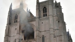 Огонь в соборе французского Нанта удалось ликвидировать