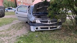 Видео: Водитель Renault Logan протаранил такси и попытался скрыться в Петербурге