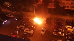 Сильный пожар вспыхнул на парковке в Петербурге — видео