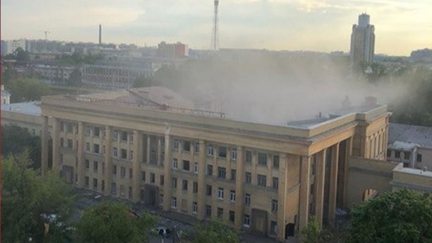Кровля обрушилась в здании на востоке Петербурга