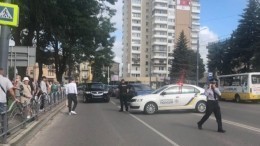 Видео: захватчик автобуса на Украине открыл стрельбу и бросил взрывное устройство