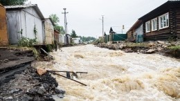 «Стая» надувных матрасов покружила в небе над водоемом под Челябинском — видео