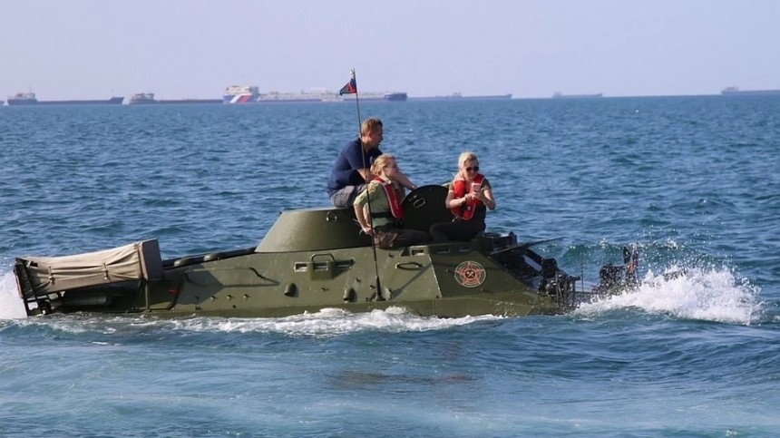 Эксклюзивное видео спасения экипажа из тонущей бронемашины в Керченском проливе