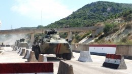 Российские военные вытащили увязший в грязи турецкий броневик в Сирии