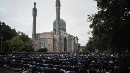 Сотни мусульман собрались у мечети в Петербурге на Курбан-байрам