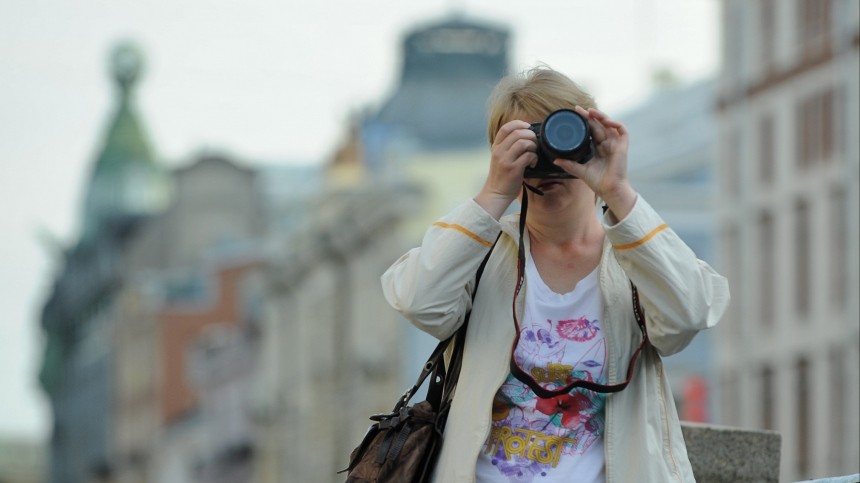 Турист санкт. Беглов с фотоаппаратом. Типичный турист в Питере одежда. Buying persons для туриста Санкт-Петербурга. Как стать Питером?.