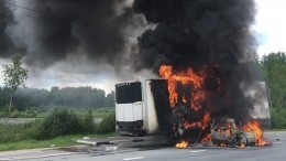 Легковушка влетела в фуру на трассе под Петербургом и вспыхнула — огненное видео