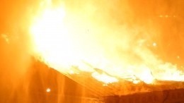 Видео: кровля ресторана в Нижневартовске рухнула из-за пожара