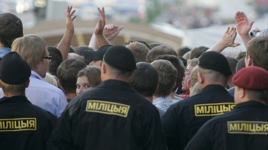 Милиция применила светошумовые гранаты на протестах после выборов в Минске