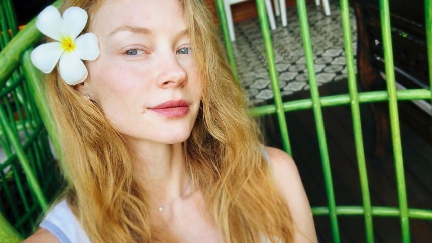 «Девочка — лето»: Ходченкова снялась без мейкапа с зубной щеткой в волосах