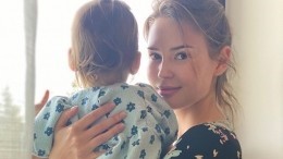 Экс-жена Эмина Агаларова показала годовалую дочь в модном плаще и сапожках—видео