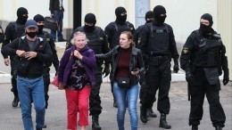 Видео: Силовики опустили щиты перед протестующими в Минске