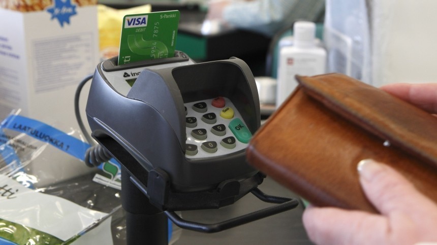 Экономист оценил идею пополнения банковских карт в магазинах