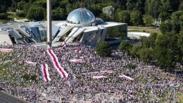 Протестующие в Минске дошли до Дома правительства — кадры с высоты птичьего полета