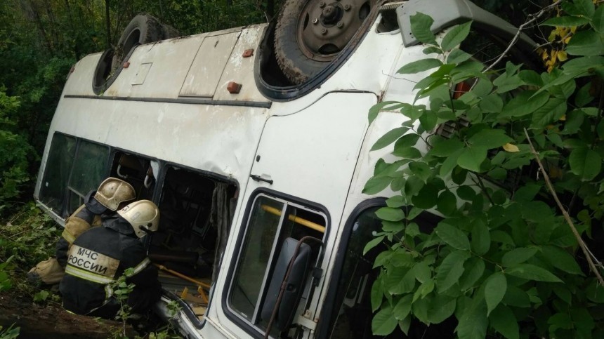 Пассажирский автобус опрокинулся под Оренбургом, есть погибший
