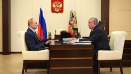 Бутылку премиальной нефти подарил Путину глава «Роснефти» — видео