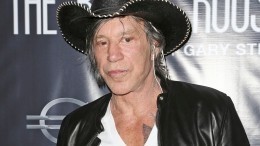 Микки Рурка похоронят в украинском селе