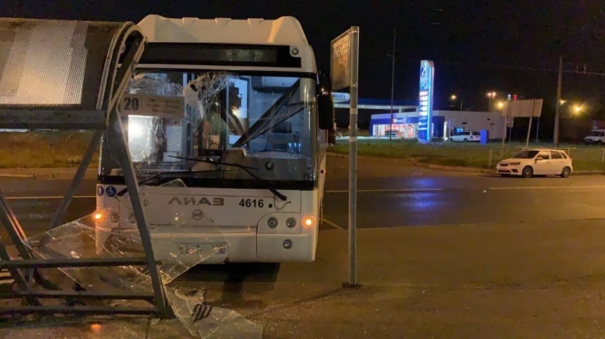 Автобус врезался в остановку в Петербурге — фото