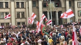 Более 100 тысяч протестующих собрались на площади Независимости в центре Минска