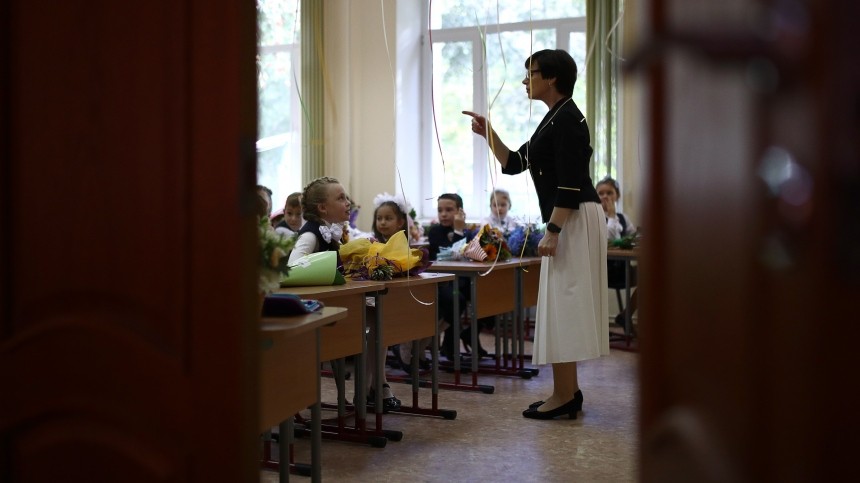 Традиционные линейки в московских школах проведут только для первоклассников