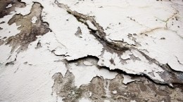 Двое учителей пострадали при провале бетонной плиты в школе в Астрахани