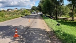 Автомобиль насмерть сбил двух детей на обочине дороги в Псковской области