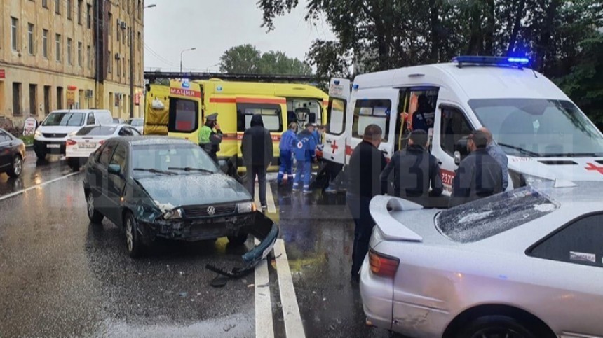 Фото: Автомобиль впечатал женщину в остановку после жесткого ДТП в Петербурге