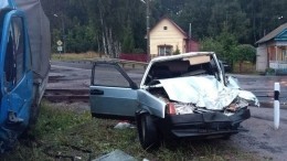 Видео: Легковушка с подростками на скорости влетела в «Газель» у ж/д переезда