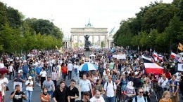 Около 18 тысяч человек вышли на митинг в Берлине против ограничений из-за COVID-19